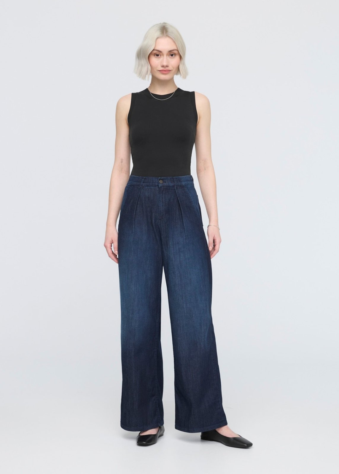 womens modern rinse denim lite pleated pant full body